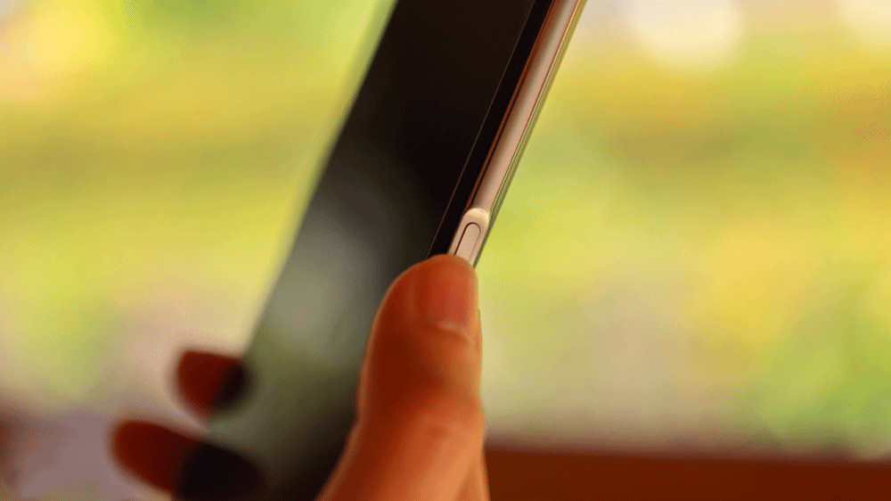 Comment régler le problème d'écran qui reste noir sur Oppo A74 ?