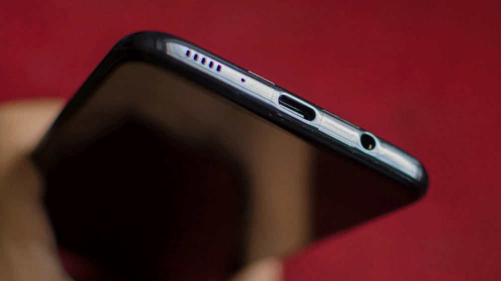 Comment réparer l'écran qui reste noir figé sur le Samsung Galaxy A70 ?