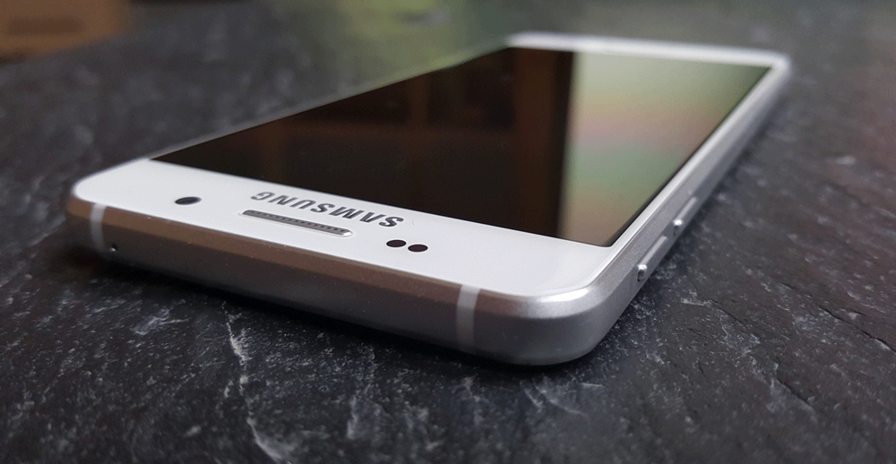 Comment réparer le Galaxy A3 (2017) qui présente un problème d'écran qui scintille ?