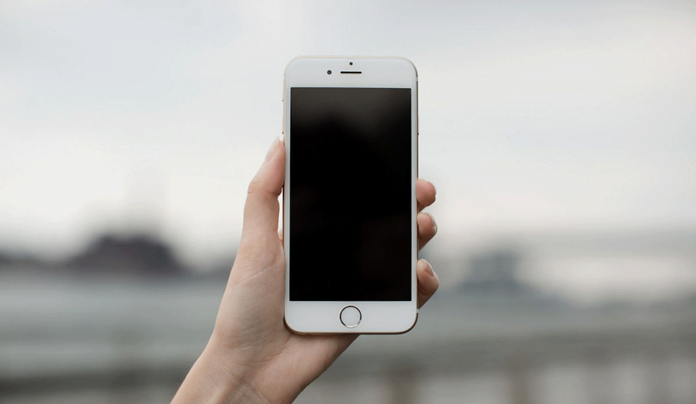 Comment réparer un iPhone 8 bloqué sur un écran qui reste noir et qui ne s'allume pas ?