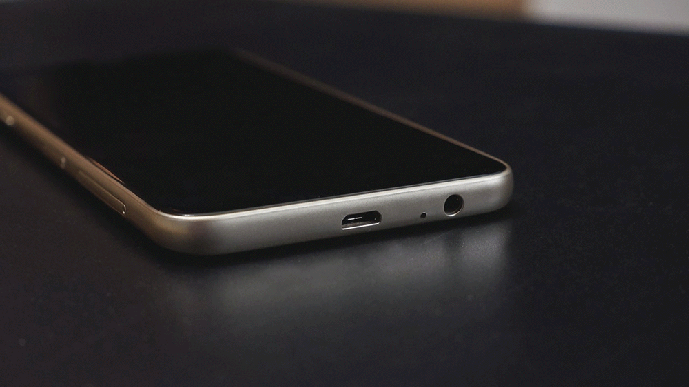 Comment réparer l'écran du Samsung Galaxy J6 avec des lignes verticales ?