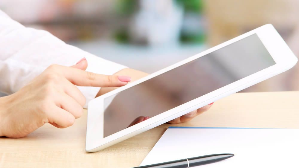 Comment régler le problème de blocage sur une tablette tactile ?