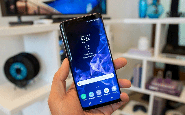 Comment réparer l'écran du Samsung Galaxy A6 qui fonctionne uniquement lorsque l'on maintient une pression dessus ?